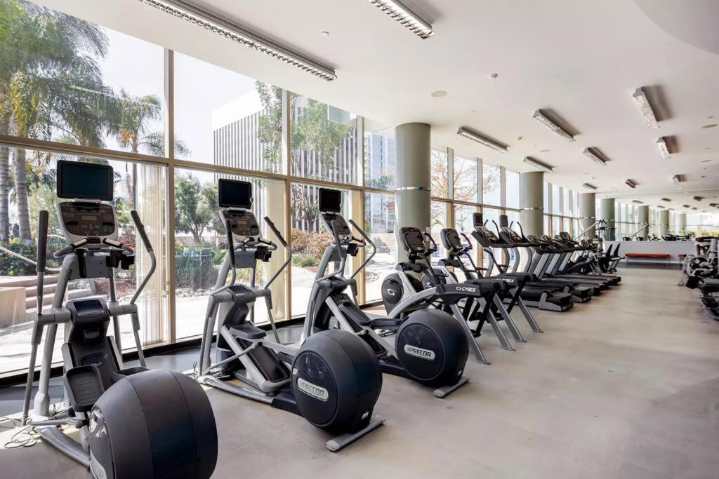 Lovely Upscale High Rise Private Parking & Pool Apartment Лос Анджелис Екстериор снимка