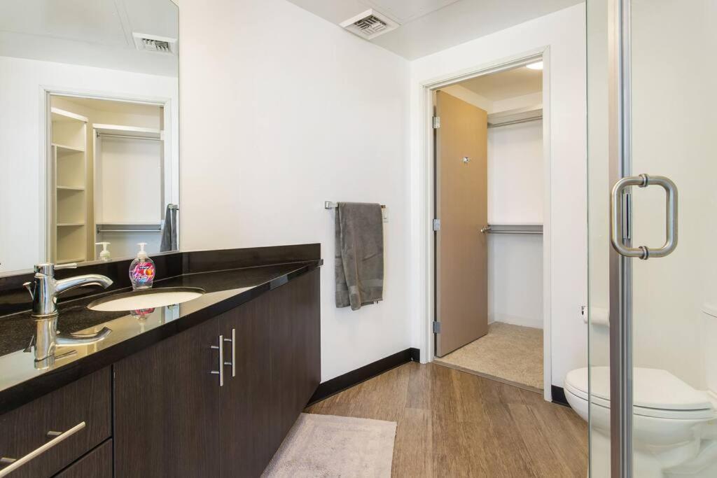 Lovely Upscale High Rise Private Parking & Pool Apartment Лос Анджелис Екстериор снимка