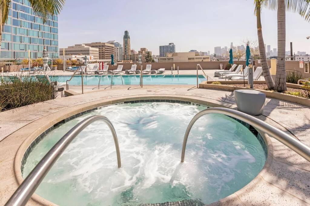 Lovely Upscale High Rise Private Parking & Pool Apartment Лос Анджелис Екстериор снимка