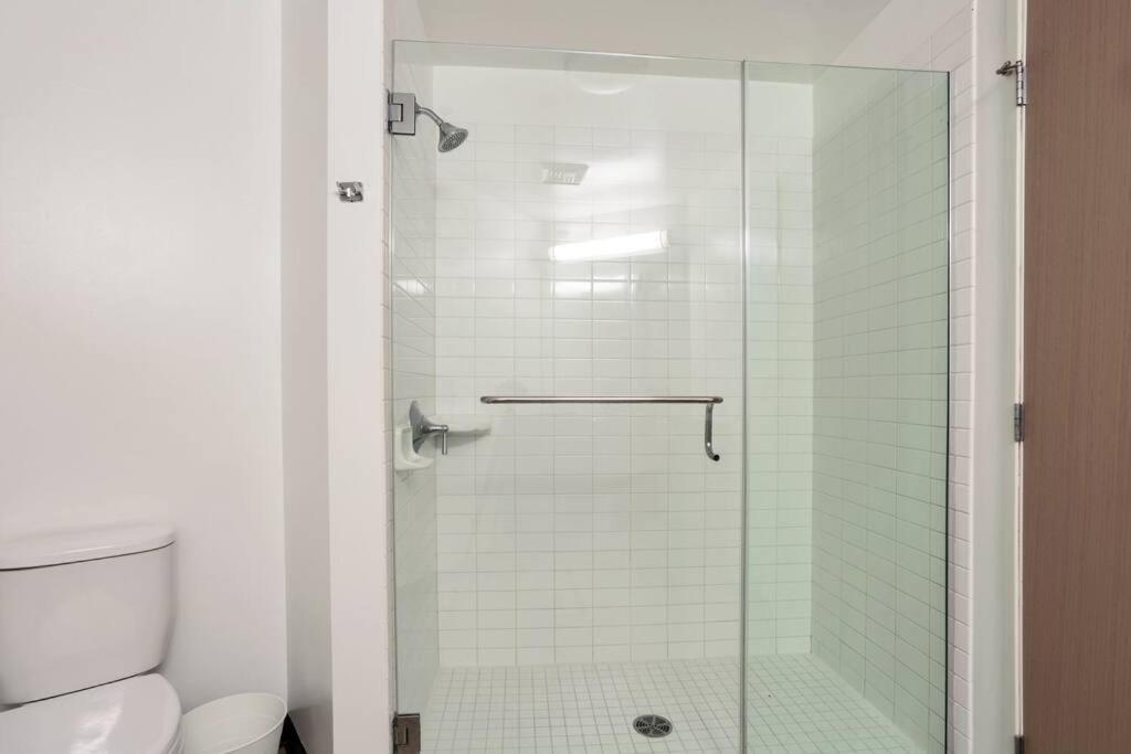 Lovely Upscale High Rise Private Parking & Pool Apartment Лос Анджелис Екстериор снимка