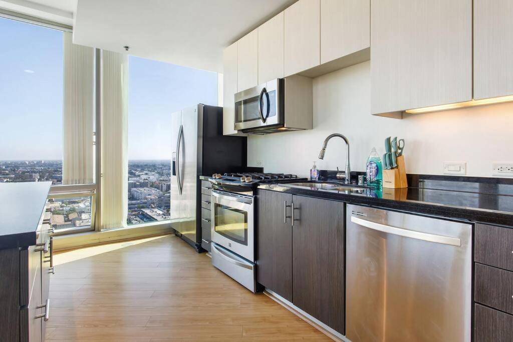 Lovely Upscale High Rise Private Parking & Pool Apartment Лос Анджелис Екстериор снимка
