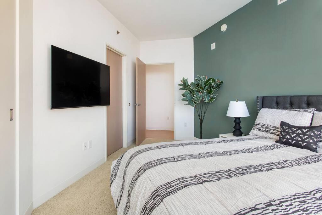 Lovely Upscale High Rise Private Parking & Pool Apartment Лос Анджелис Екстериор снимка