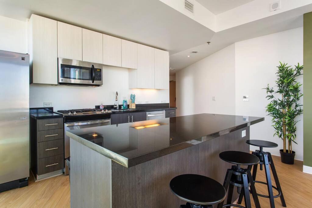 Lovely Upscale High Rise Private Parking & Pool Apartment Лос Анджелис Екстериор снимка