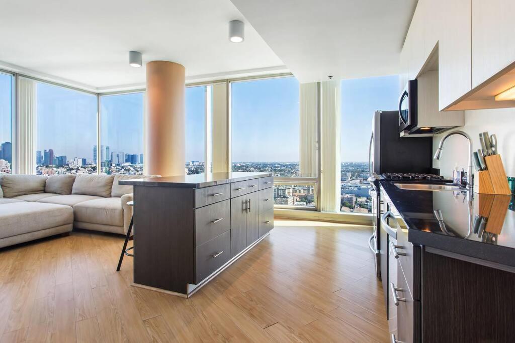 Lovely Upscale High Rise Private Parking & Pool Apartment Лос Анджелис Екстериор снимка