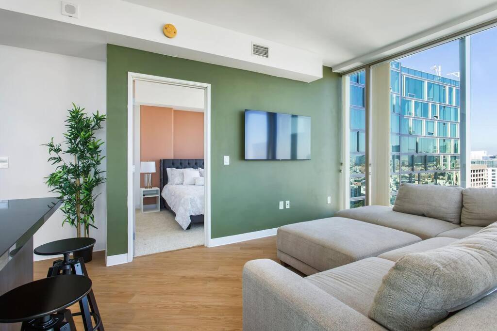 Lovely Upscale High Rise Private Parking & Pool Apartment Лос Анджелис Екстериор снимка